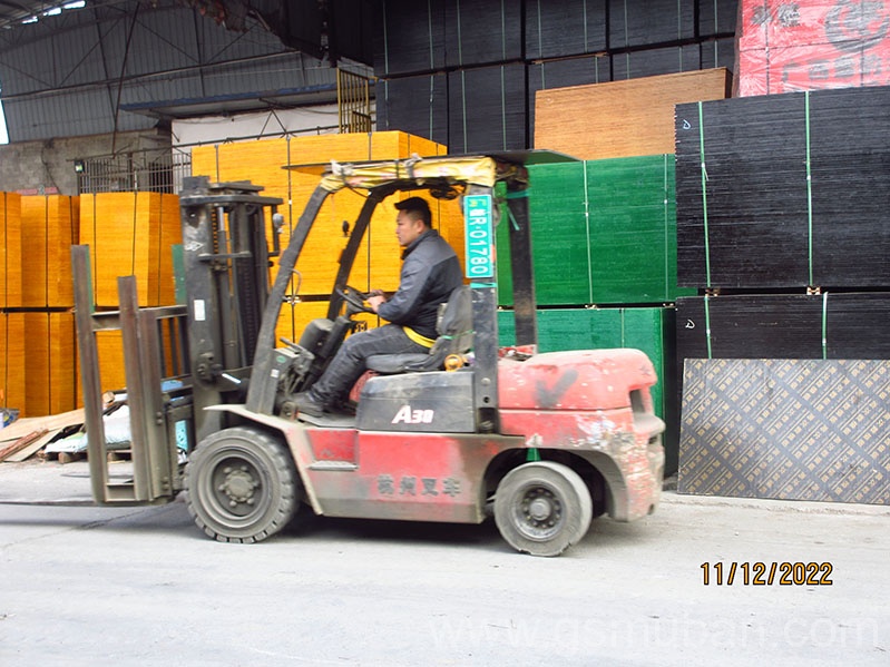 **發(fā)30車建筑模板，怪獸木業(yè)勁爆的**